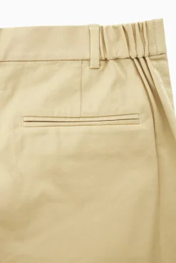 New COS KLASYCZNE SZORTY TYPU CHINOS Beige