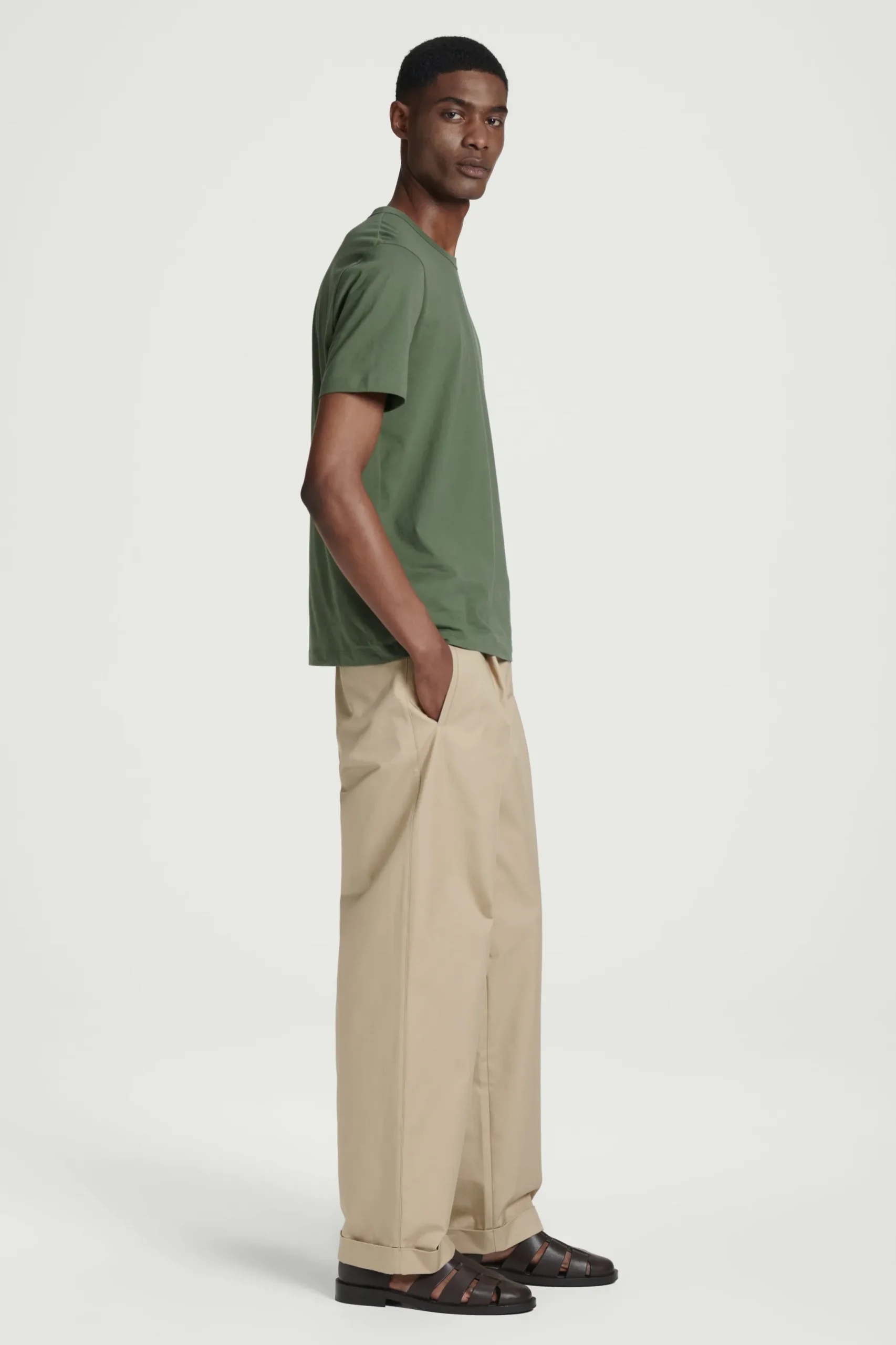 New COS KLASYCZNY T-SHIRT ZE SZCZOTKOWANEJ BAWEŁNY Khaki