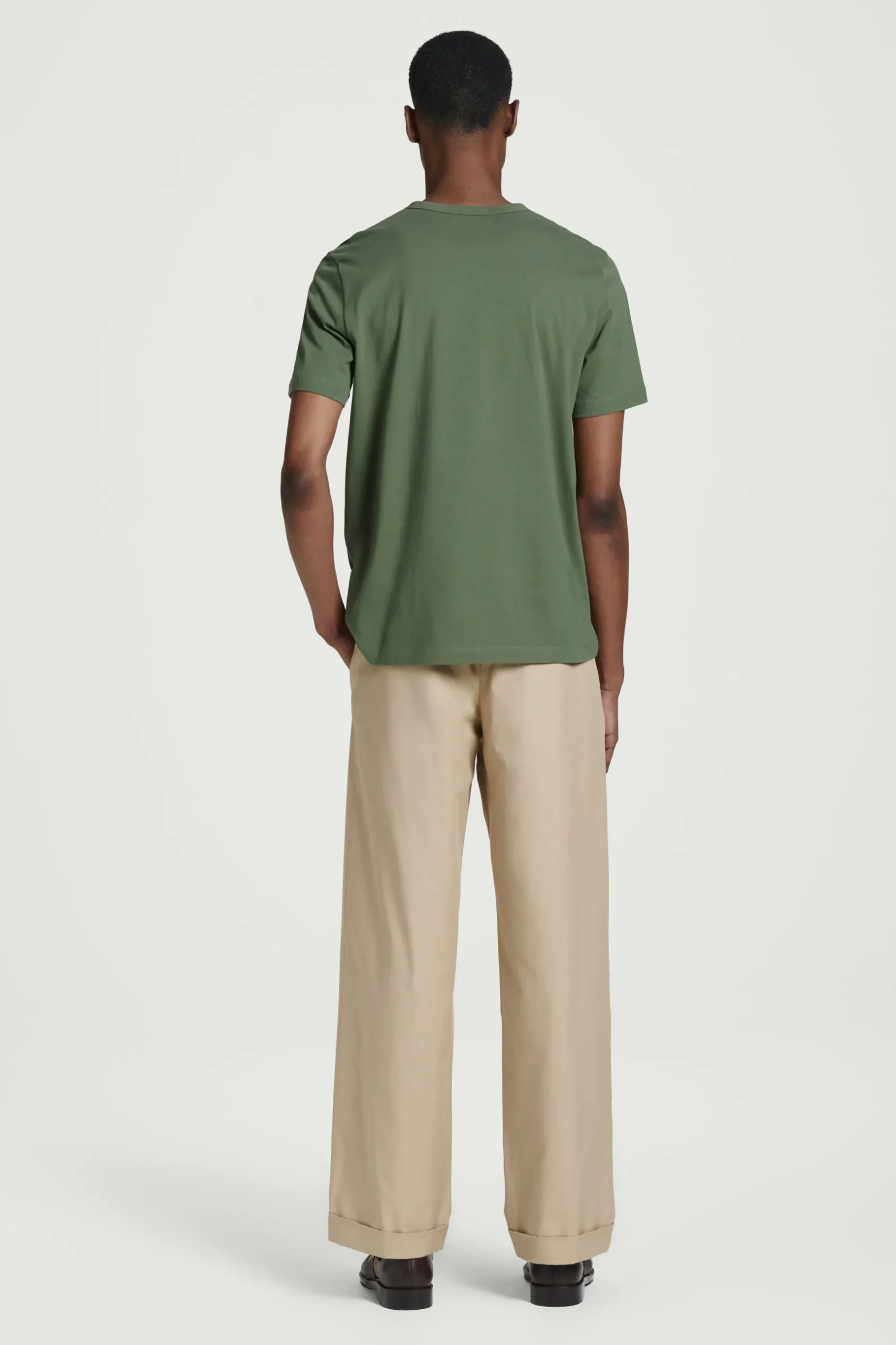 New COS KLASYCZNY T-SHIRT ZE SZCZOTKOWANEJ BAWEŁNY Khaki