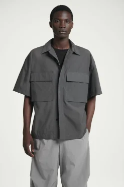 Hot COS KOSZULA UTILITY Z KRÓTKIM RĘKAWEM OVERSIZE Ciemnoszary