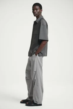 Hot COS KOSZULA UTILITY Z KRÓTKIM RĘKAWEM OVERSIZE Ciemnoszary