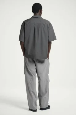 Hot COS KOSZULA UTILITY Z KRÓTKIM RĘKAWEM OVERSIZE Ciemnoszary