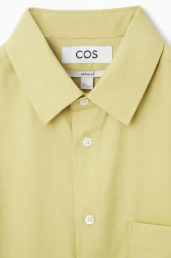 Sale COS KOSZULA Z DIAGONALU – REGULAR FIT Zakurzonyżółty