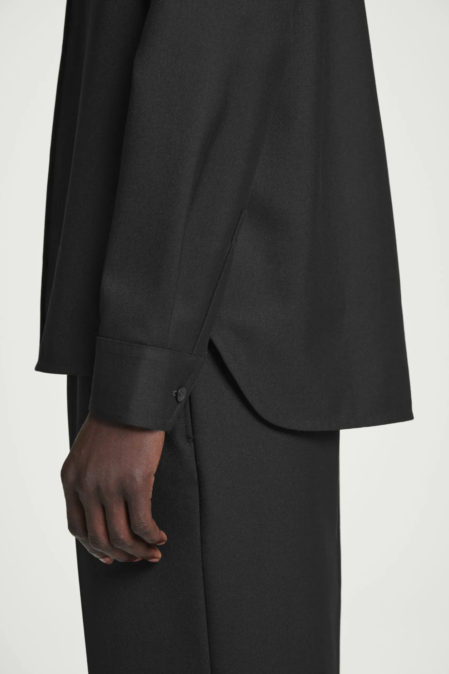 Fashion COS KOSZULA Z MIESZANKI Z WEŁNĄ – RELAXED FIT Czarny
