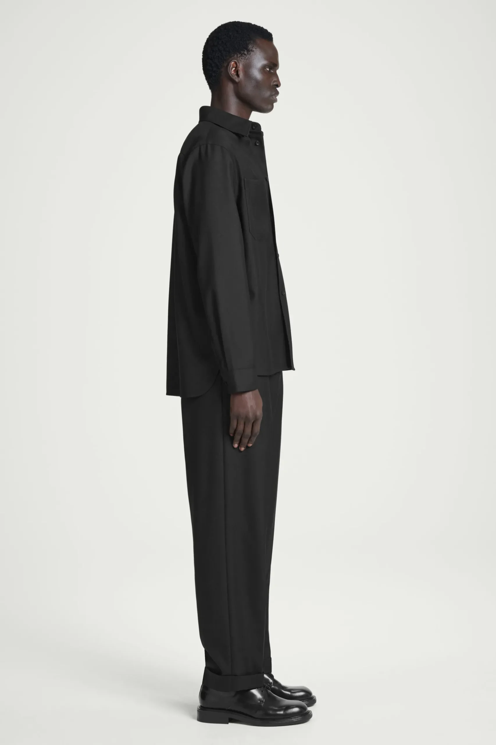 Fashion COS KOSZULA Z MIESZANKI Z WEŁNĄ – RELAXED FIT Czarny