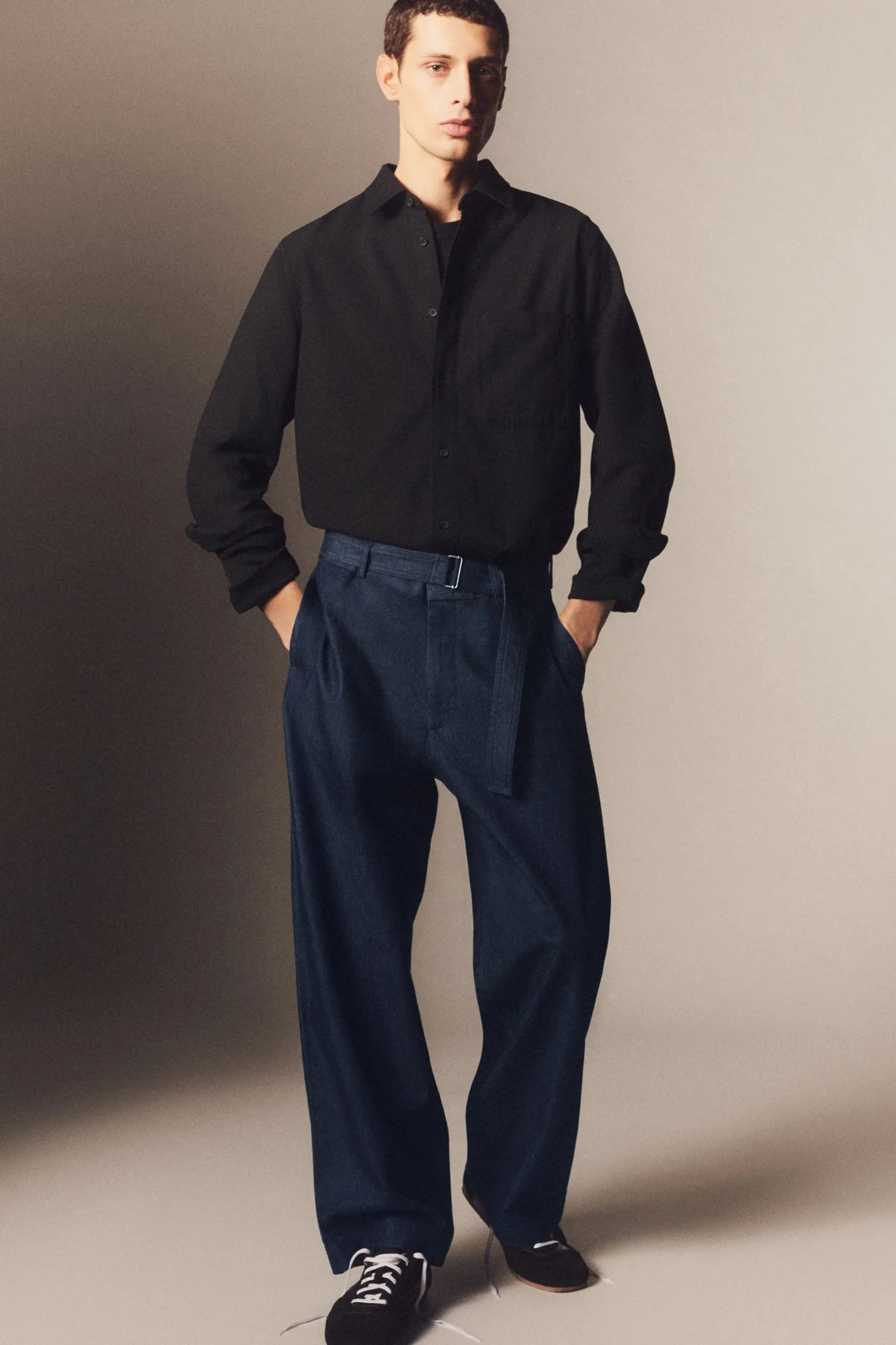 Best COS KOSZULA ZE SZCZOTKOWANEGO MATERIAŁU – RELAXED FIT Czarny
