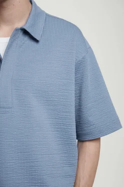 Best COS KOSZULKA POLO Z BAWEŁNY SEERSUCKER Jasnoniebieski