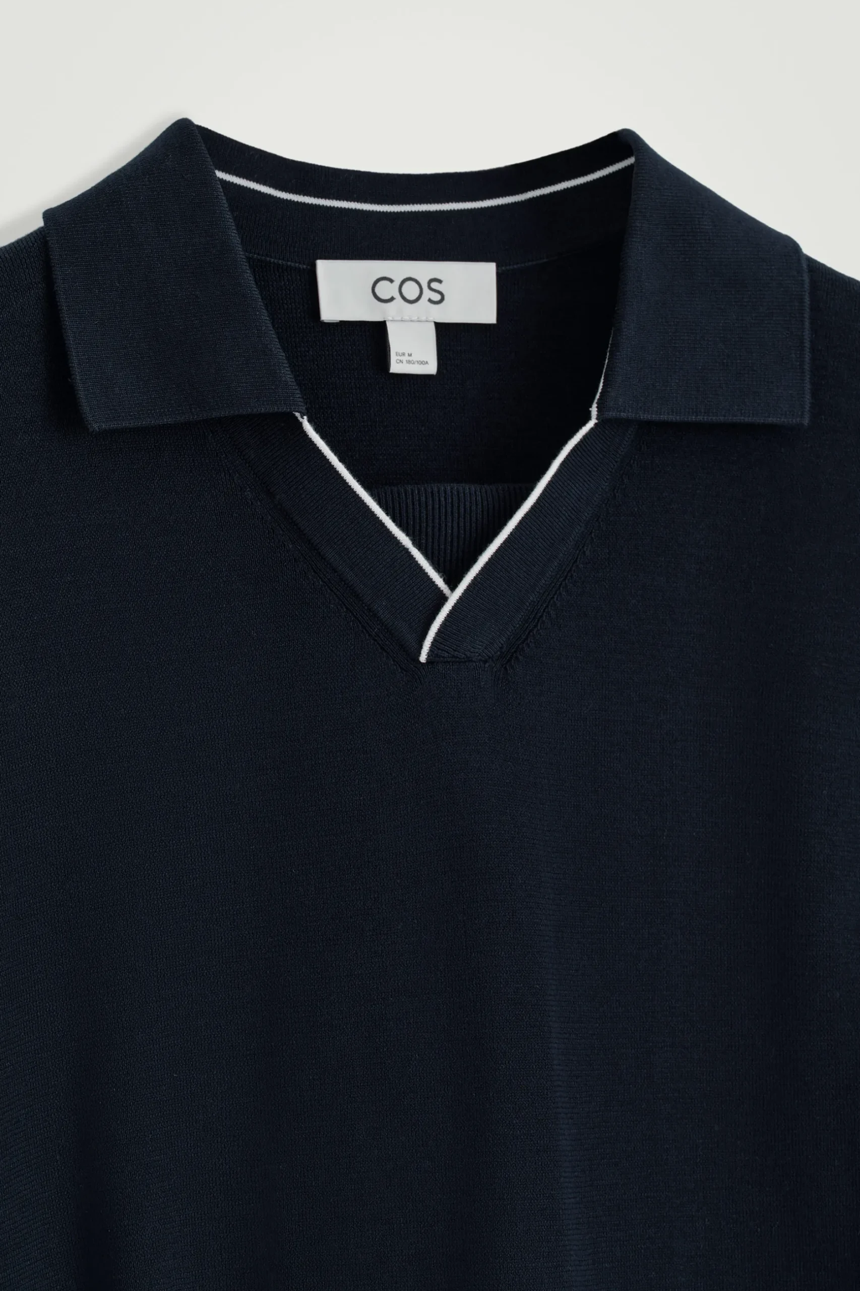 Outlet COS KOSZULKA POLO Z KONTRASTUJĄCYMI DETALAMI Granatowy