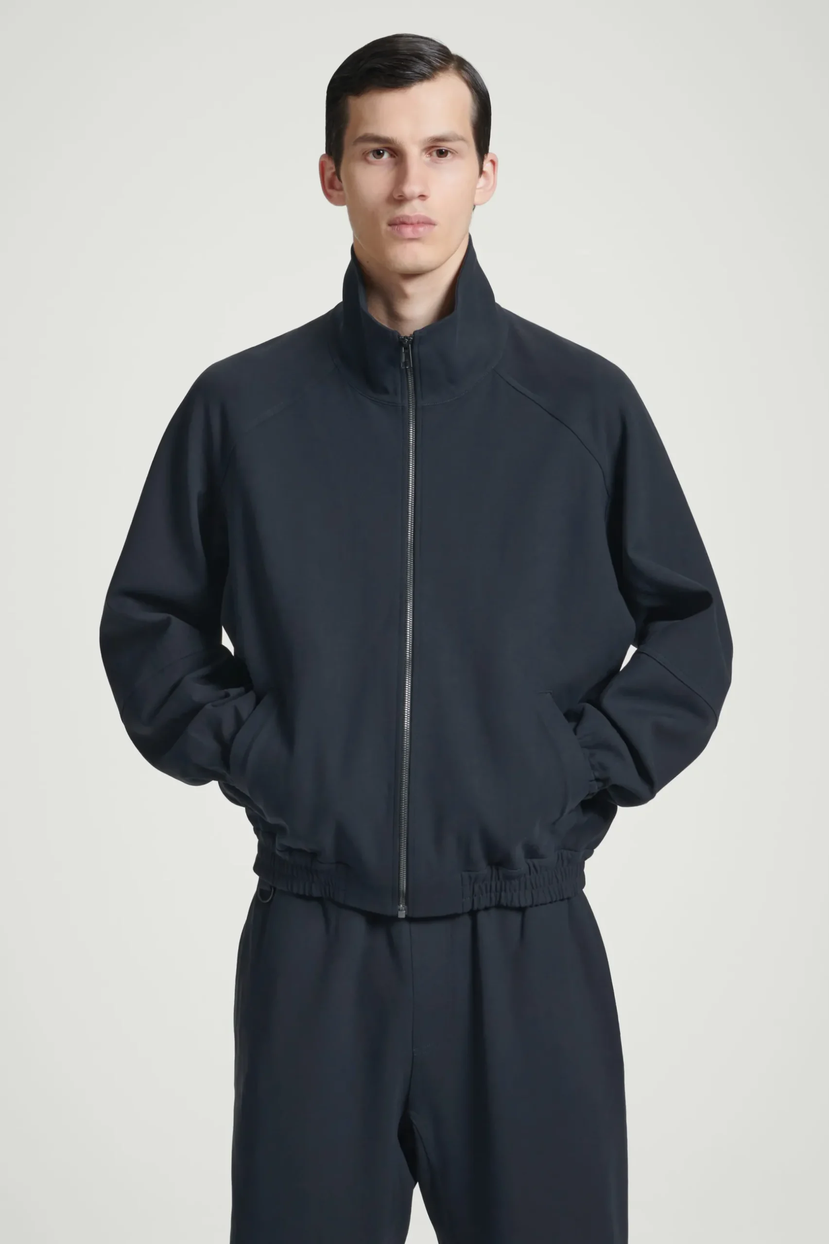 Fashion COS KURTKA W STYLU UTILITY Z WYSOKIM KOŁNIERZEM Granatowy