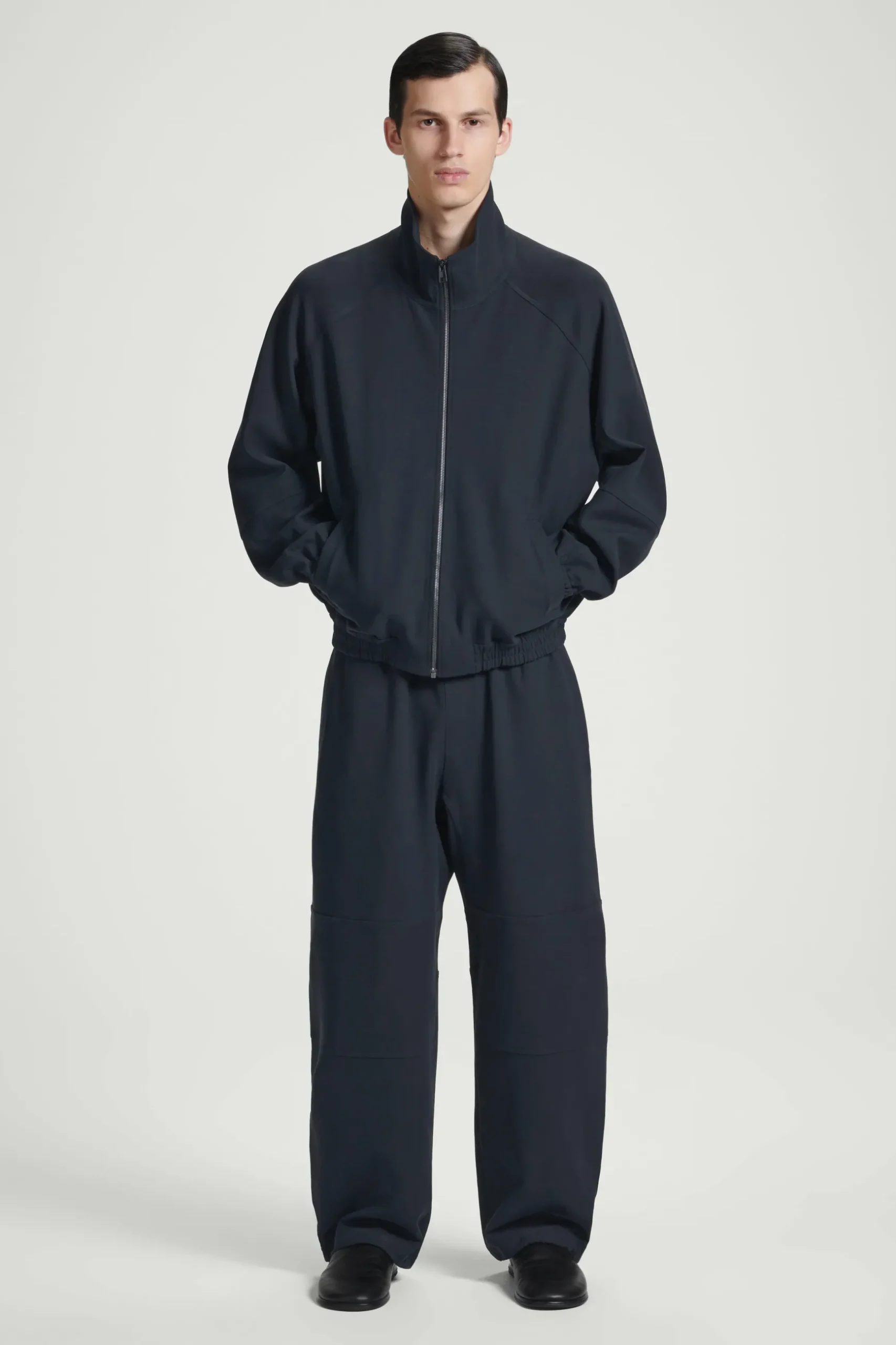 Fashion COS KURTKA W STYLU UTILITY Z WYSOKIM KOŁNIERZEM Granatowy