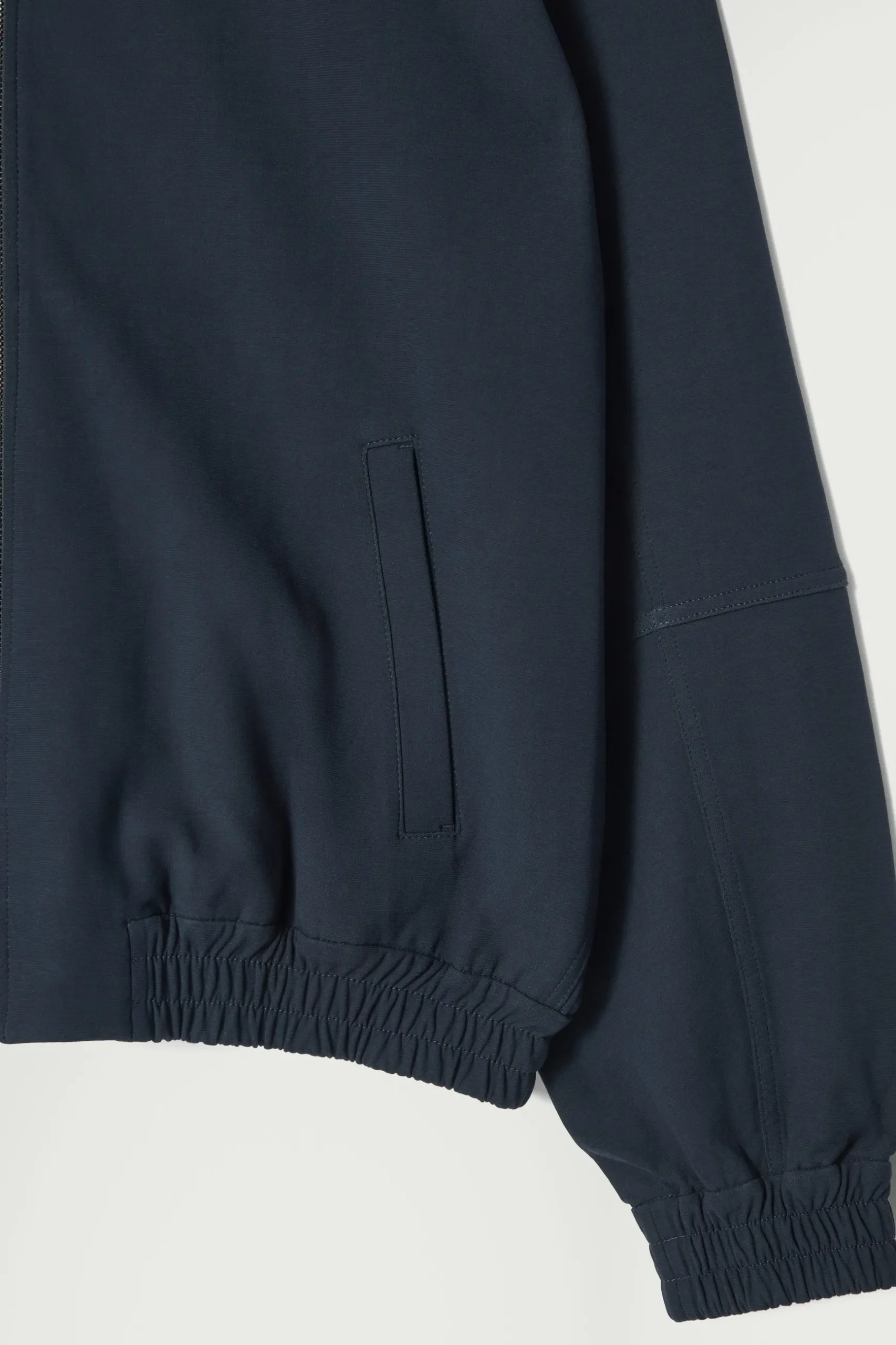Fashion COS KURTKA W STYLU UTILITY Z WYSOKIM KOŁNIERZEM Granatowy