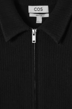Outlet COS KURTKA Z PRĄŻKOWANEJ MIESZANKI Z WEŁNĄ Z SUWAKIEM Czarny