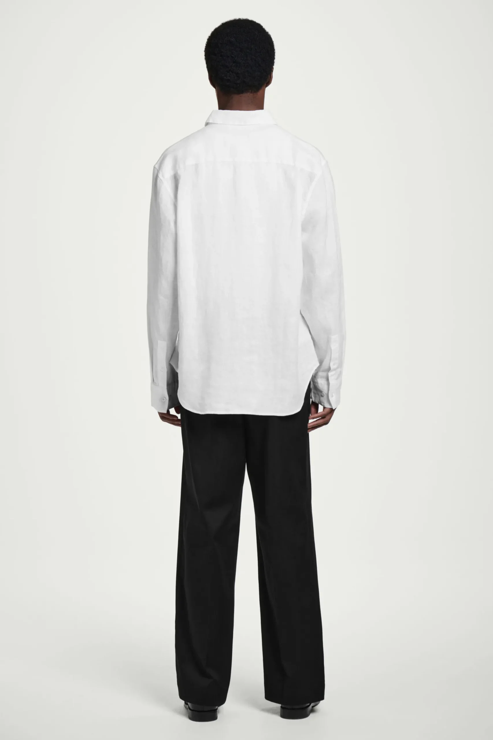 New COS LNIANA KOSZULA Z DŁUGIM RĘKAWEM – RELAXED FIT Biały
