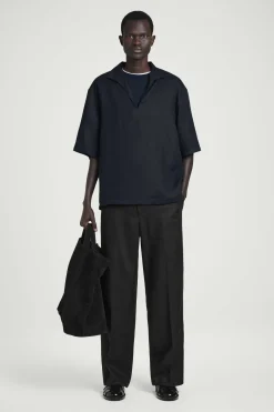 Fashion COS LNIANA KOSZULA Z OTWARTYM KOŁNIERZYKIEM Granatowy