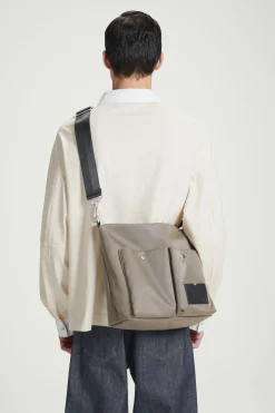Discount COS NYLONOWA LISTONOSZKA W STYLU UTILITY Kamień