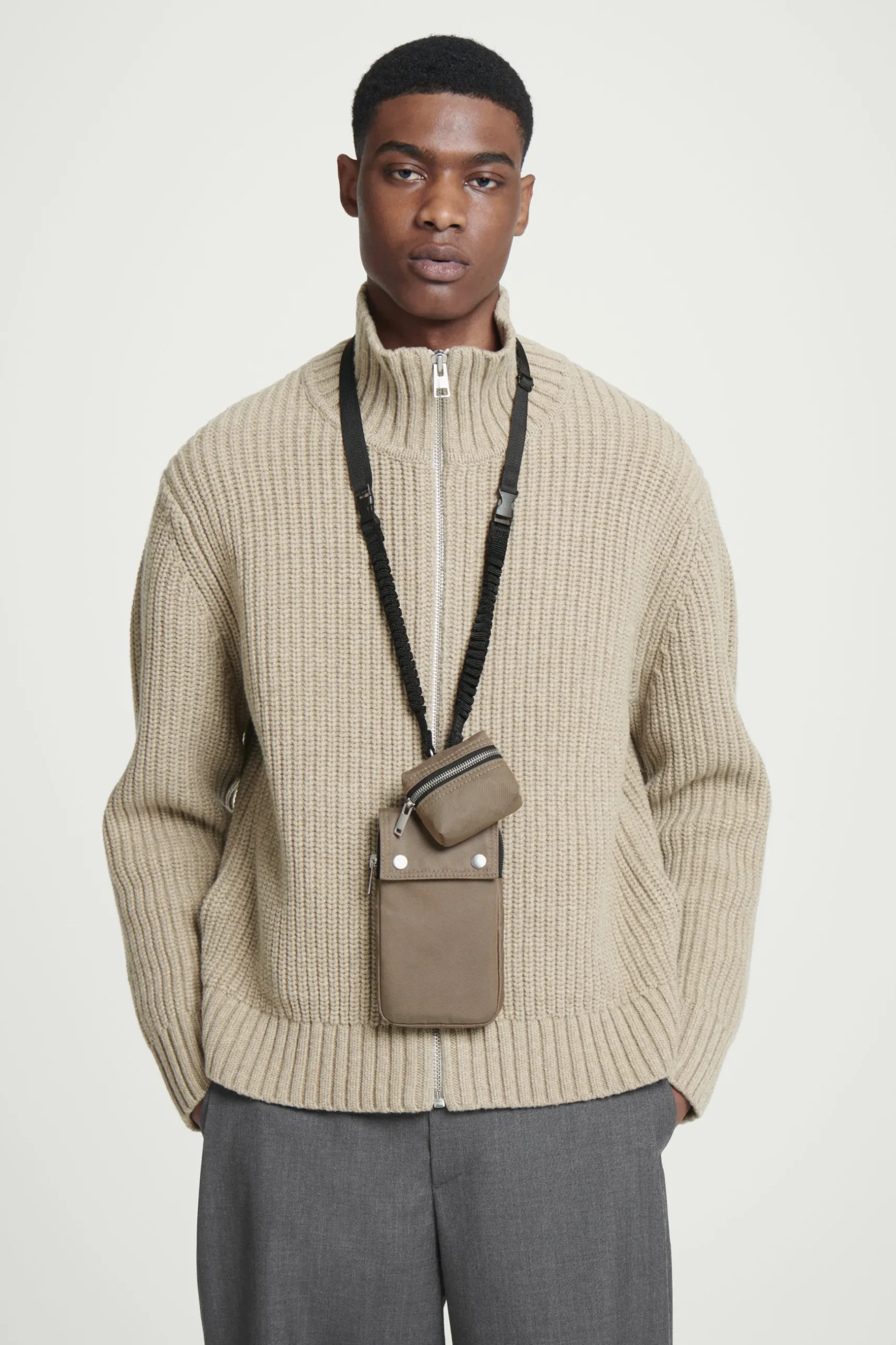 Clearance COS NYLONOWA SASZETKA NA TELEFON W STYLU UTILITY Khaki