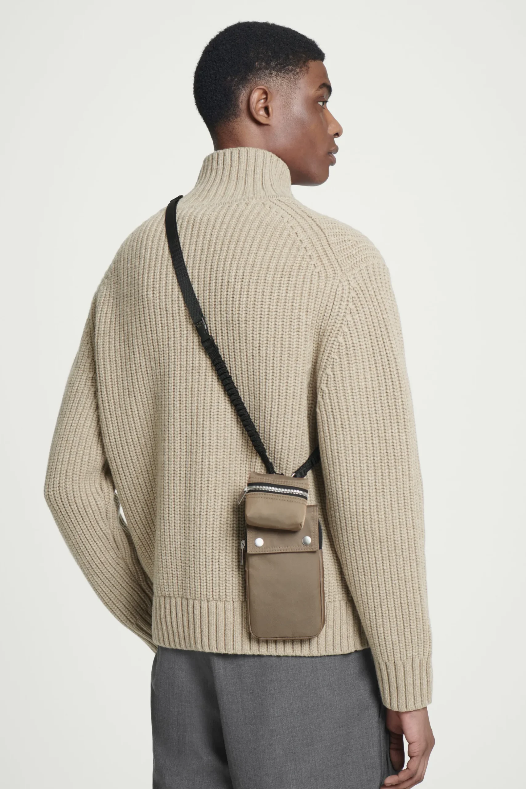 Clearance COS NYLONOWA SASZETKA NA TELEFON W STYLU UTILITY Khaki