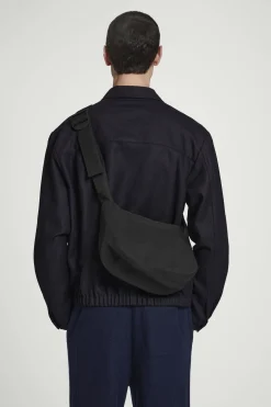Clearance COS NYLONOWA TOREBKA SIODŁO CROSSBODY Czarny