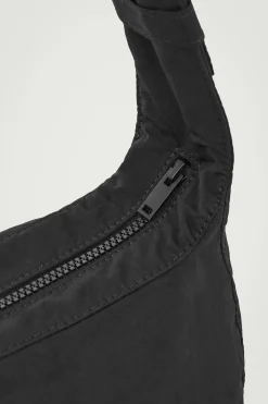 Clearance COS NYLONOWA TOREBKA SIODŁO CROSSBODY Czarny