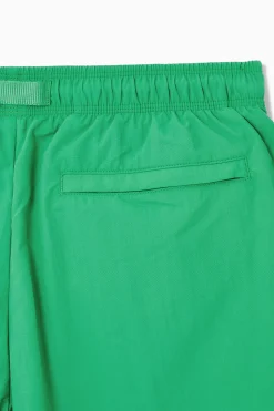 Clearance COS NYLONOWE SZORTY KĄPIELOWE ZE SZNURKIEM Zielony