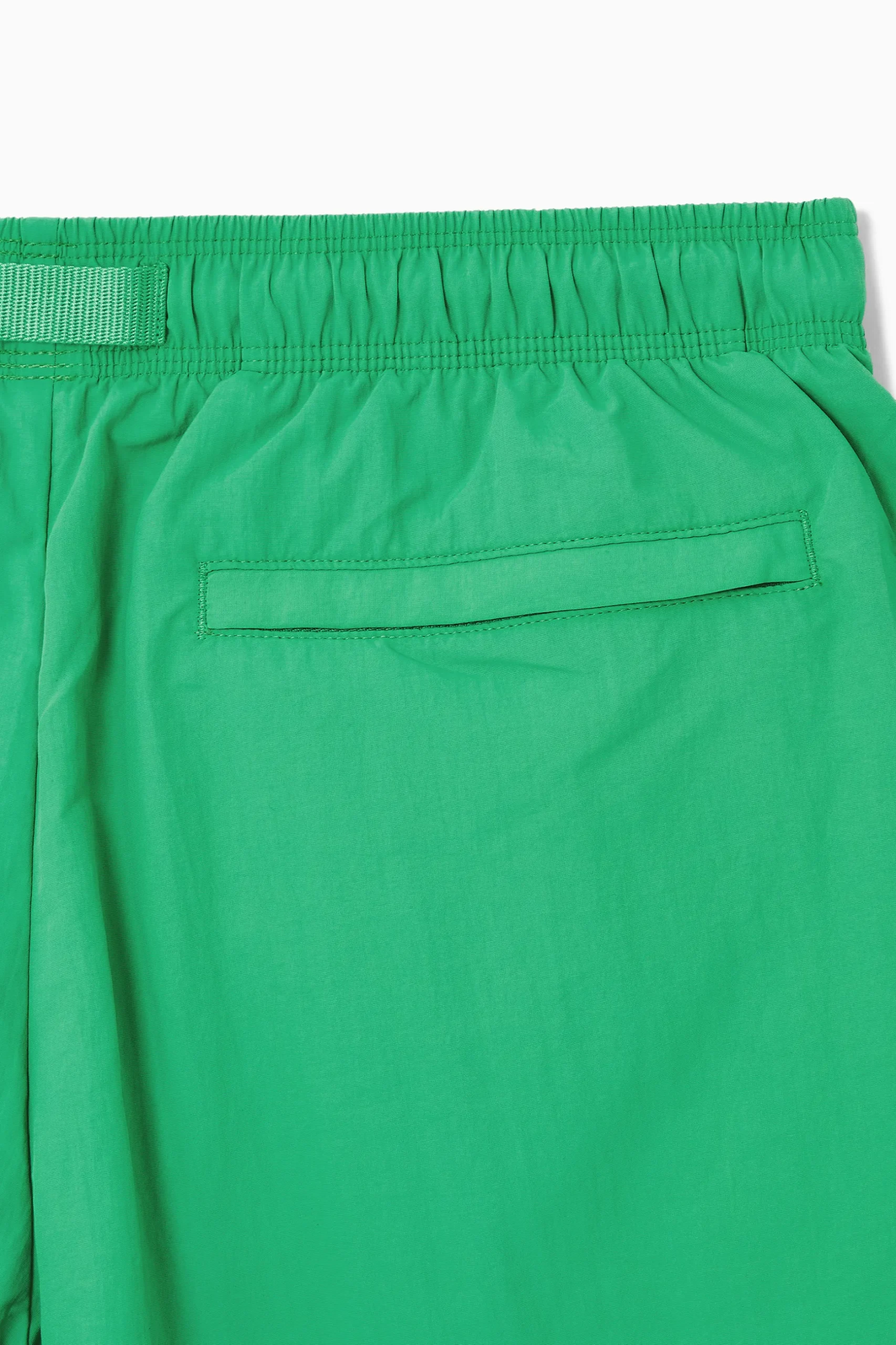 Clearance COS NYLONOWE SZORTY KĄPIELOWE ZE SZNURKIEM Zielony