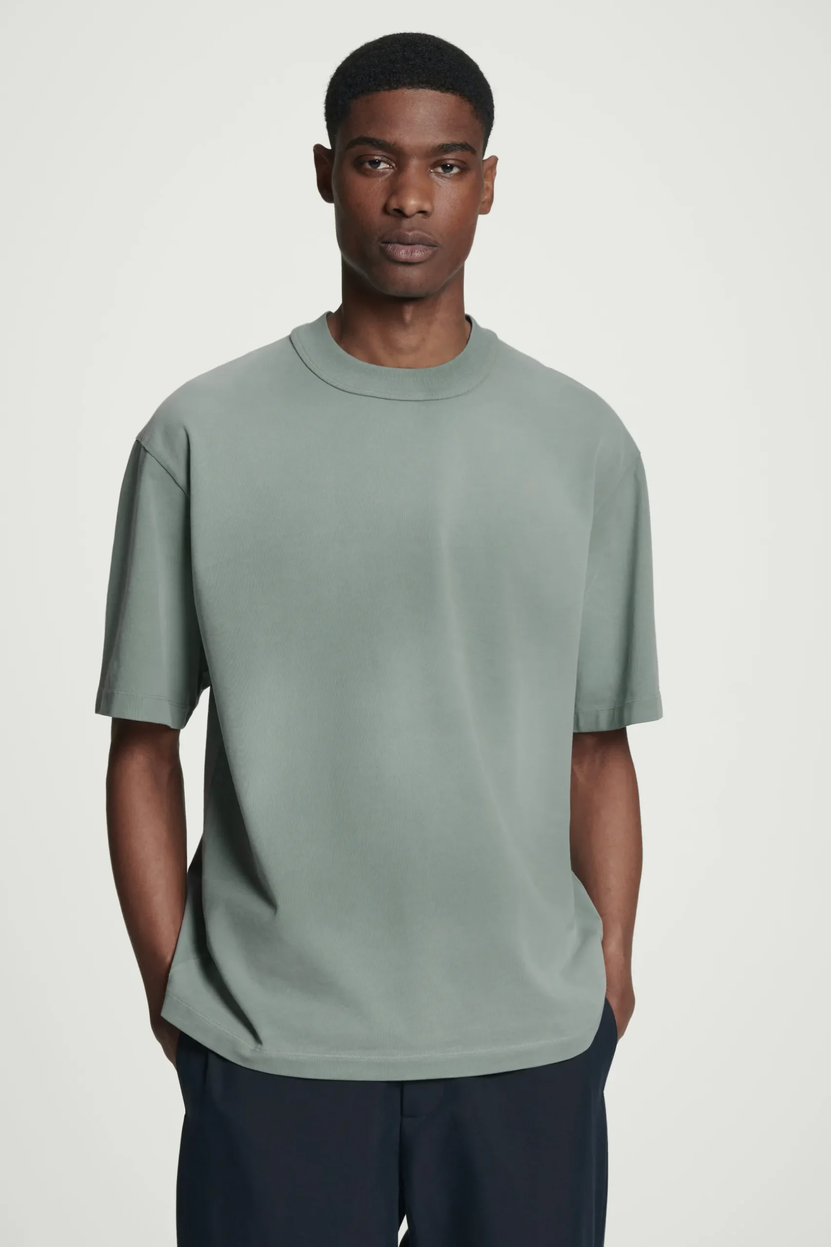 Sale COS OVERSIZE'OWY SPRANY T-SHIRT Z WYSOKIM DEKOLTEM Zielony