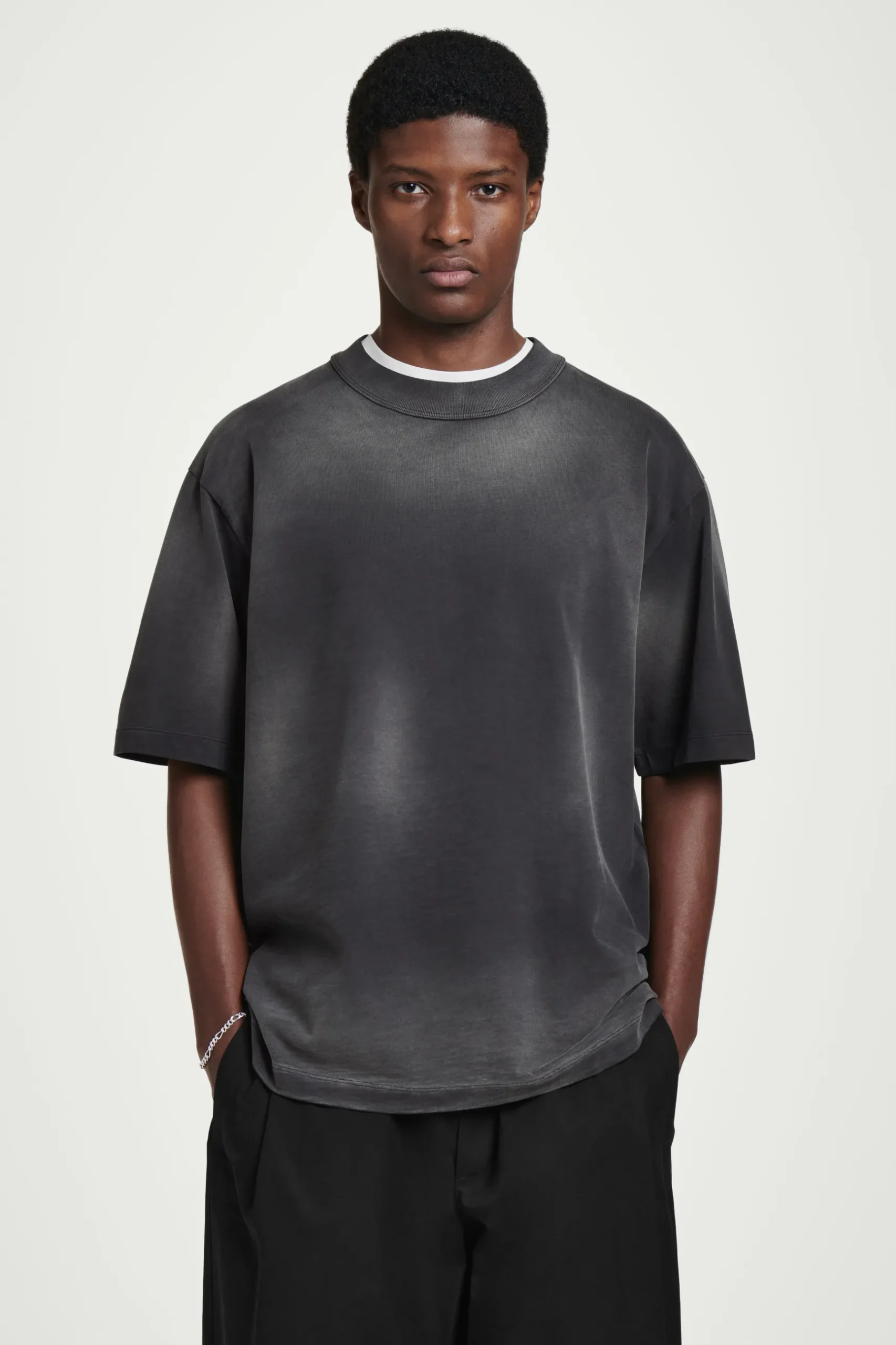 Best COS OVERSIZE'OWY SPRANY T-SHIRT Z WYSOKIM DEKOLTEM Czarny