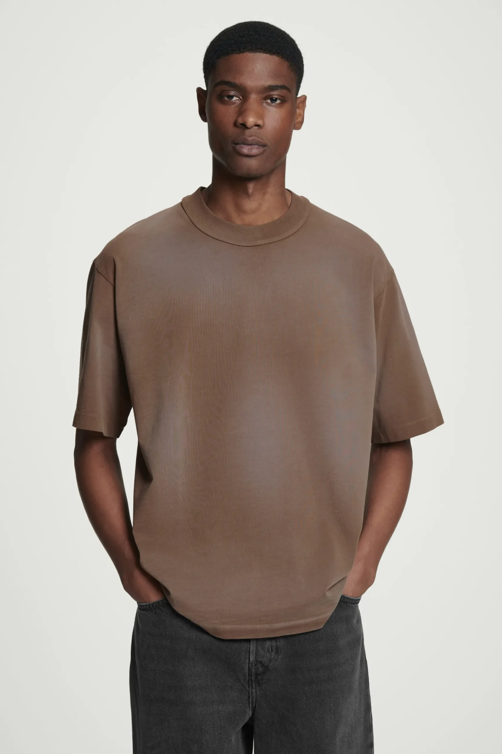 Clearance COS OVERSIZE'OWY SPRANY T-SHIRT Z WYSOKIM DEKOLTEM Brązowy