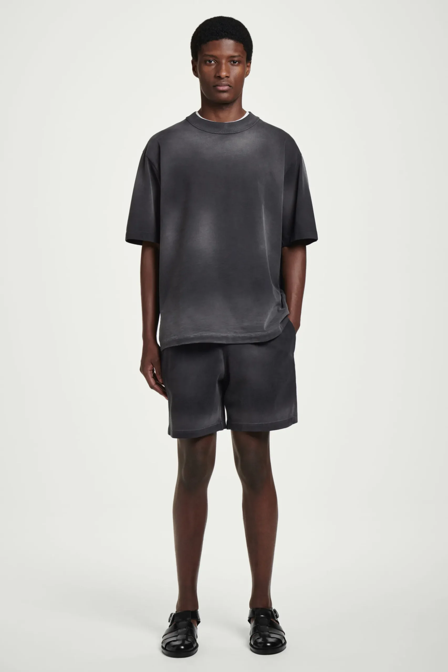 Best COS OVERSIZE'OWY SPRANY T-SHIRT Z WYSOKIM DEKOLTEM Czarny