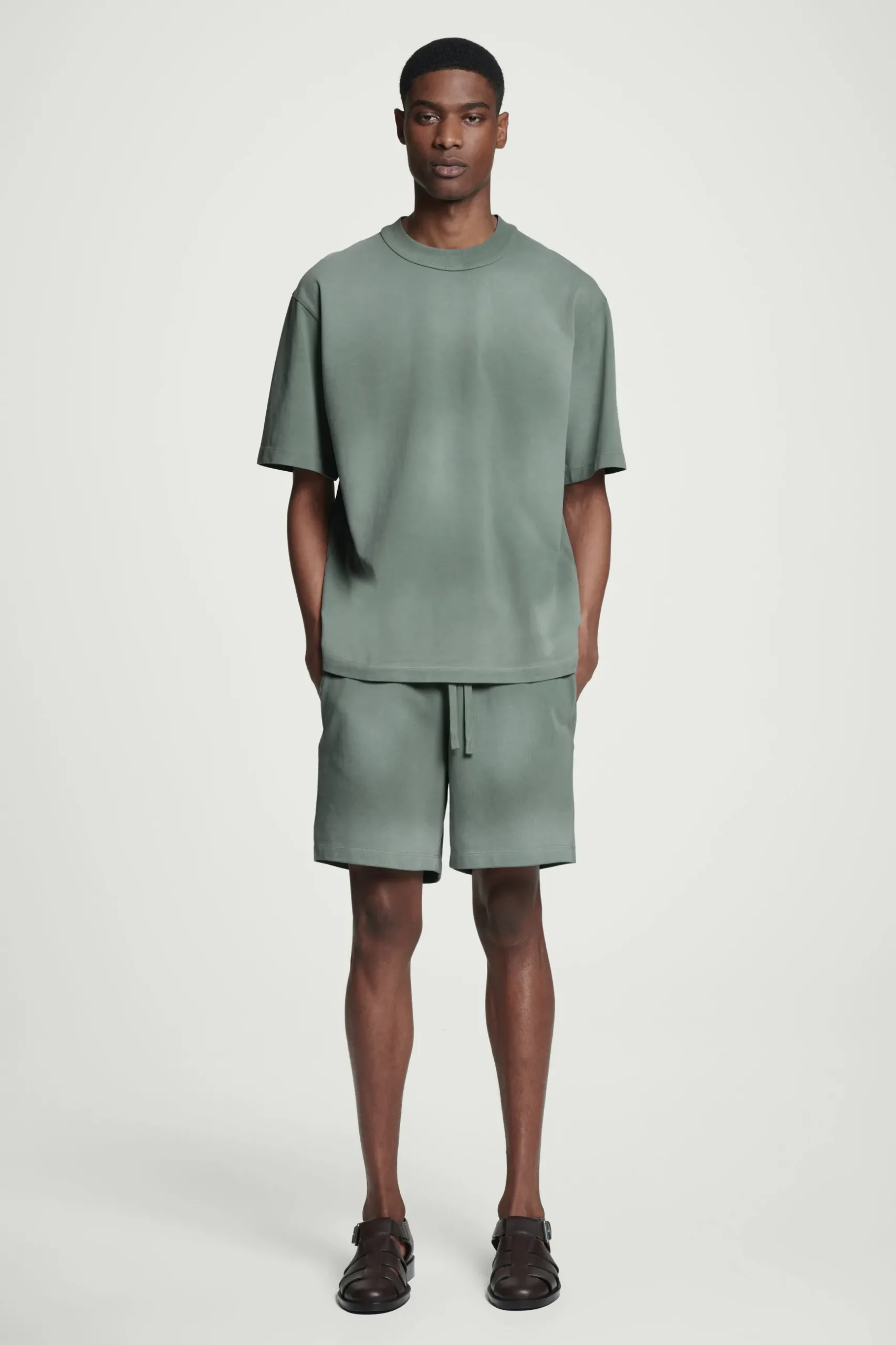 Sale COS OVERSIZE'OWY SPRANY T-SHIRT Z WYSOKIM DEKOLTEM Zielony