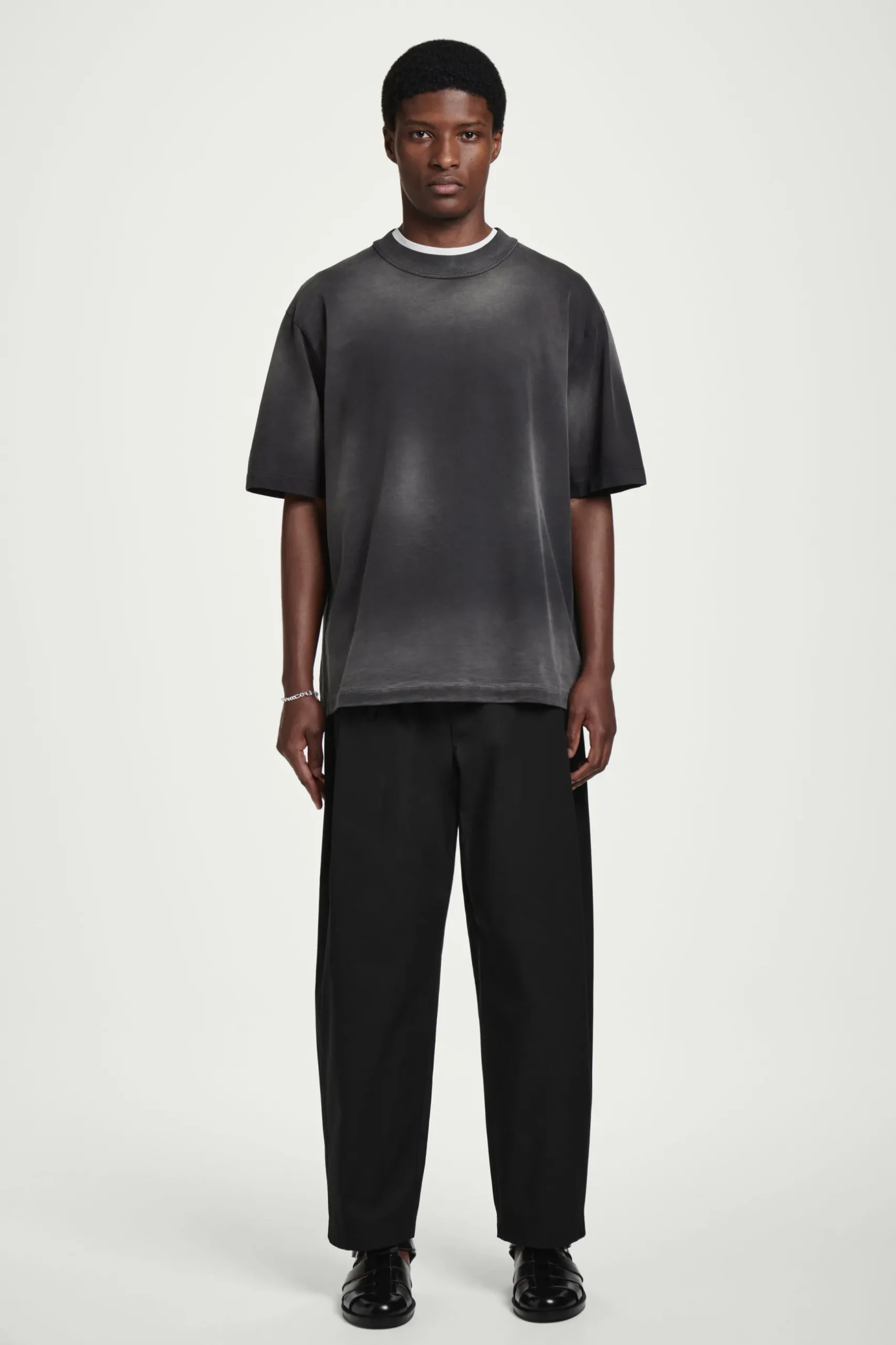 Best COS OVERSIZE'OWY SPRANY T-SHIRT Z WYSOKIM DEKOLTEM Czarny