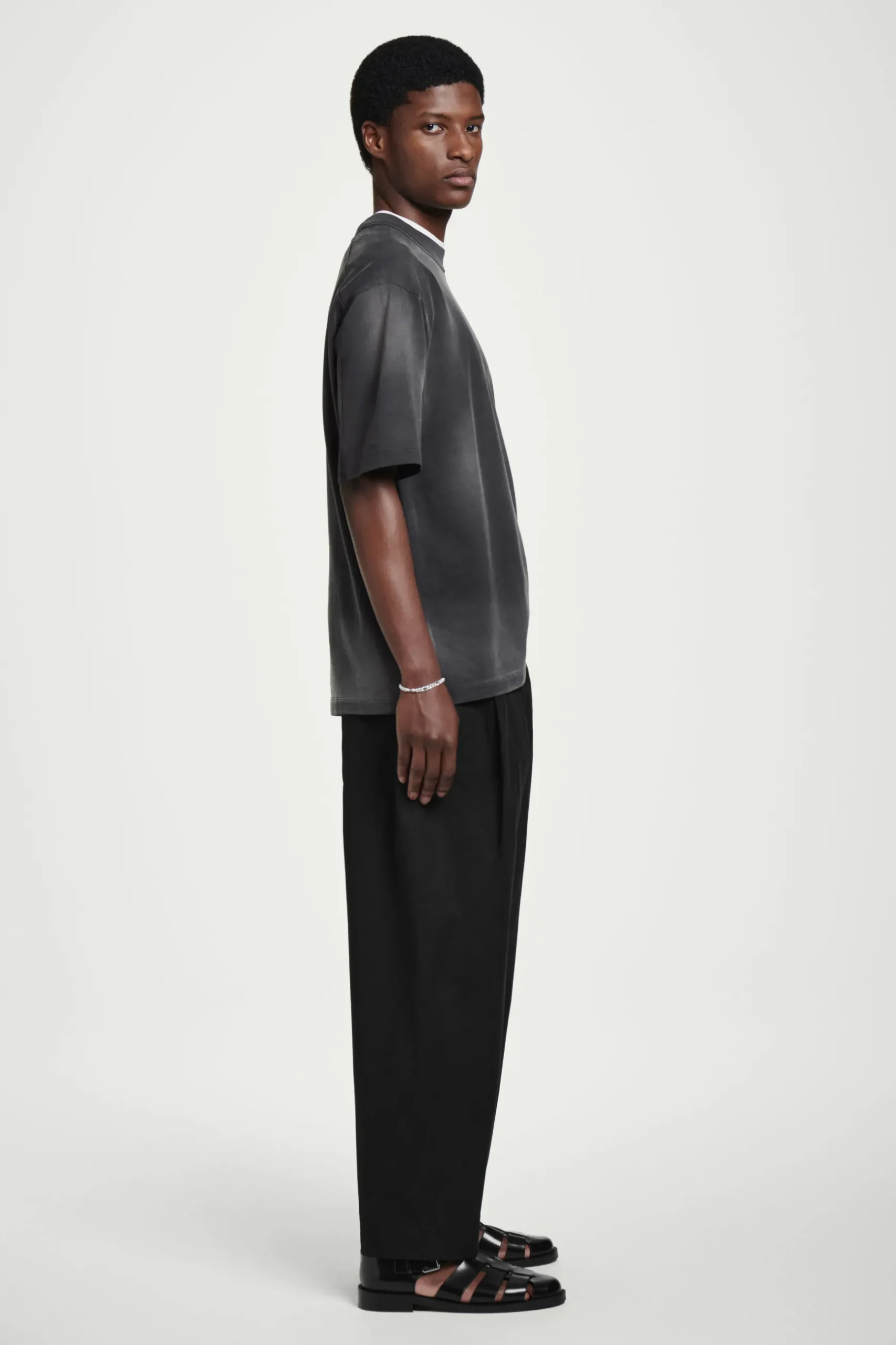 Best COS OVERSIZE'OWY SPRANY T-SHIRT Z WYSOKIM DEKOLTEM Czarny