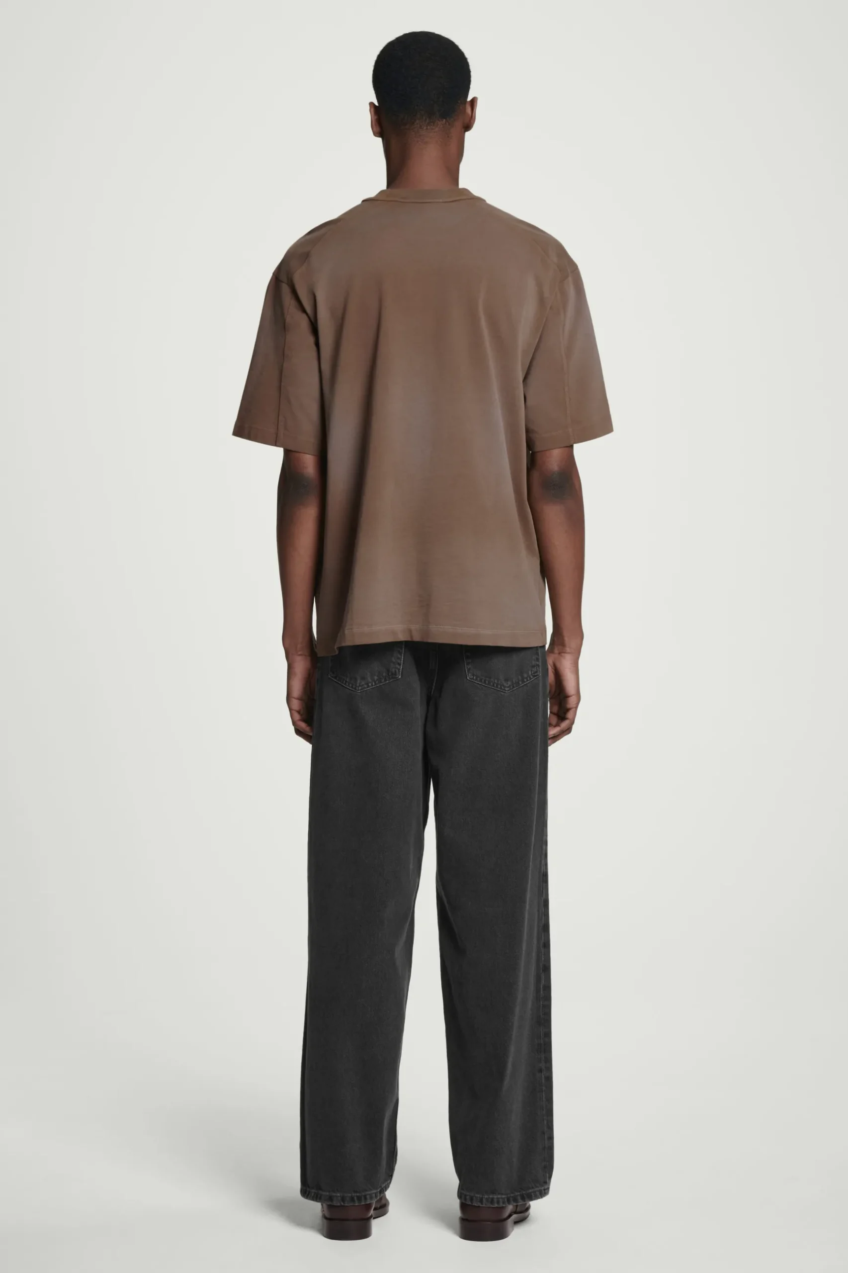 Clearance COS OVERSIZE'OWY SPRANY T-SHIRT Z WYSOKIM DEKOLTEM Brązowy