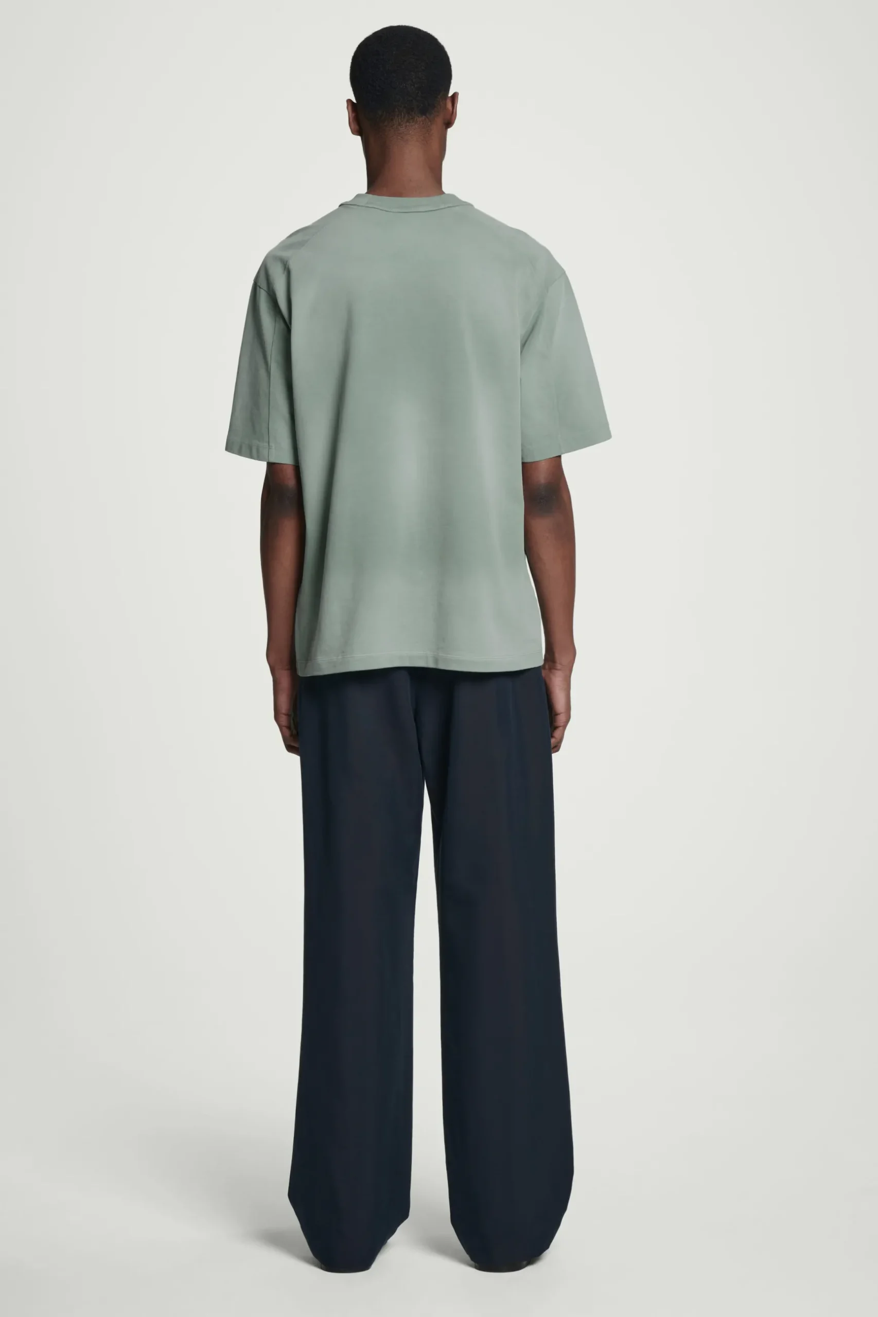 Sale COS OVERSIZE'OWY SPRANY T-SHIRT Z WYSOKIM DEKOLTEM Zielony