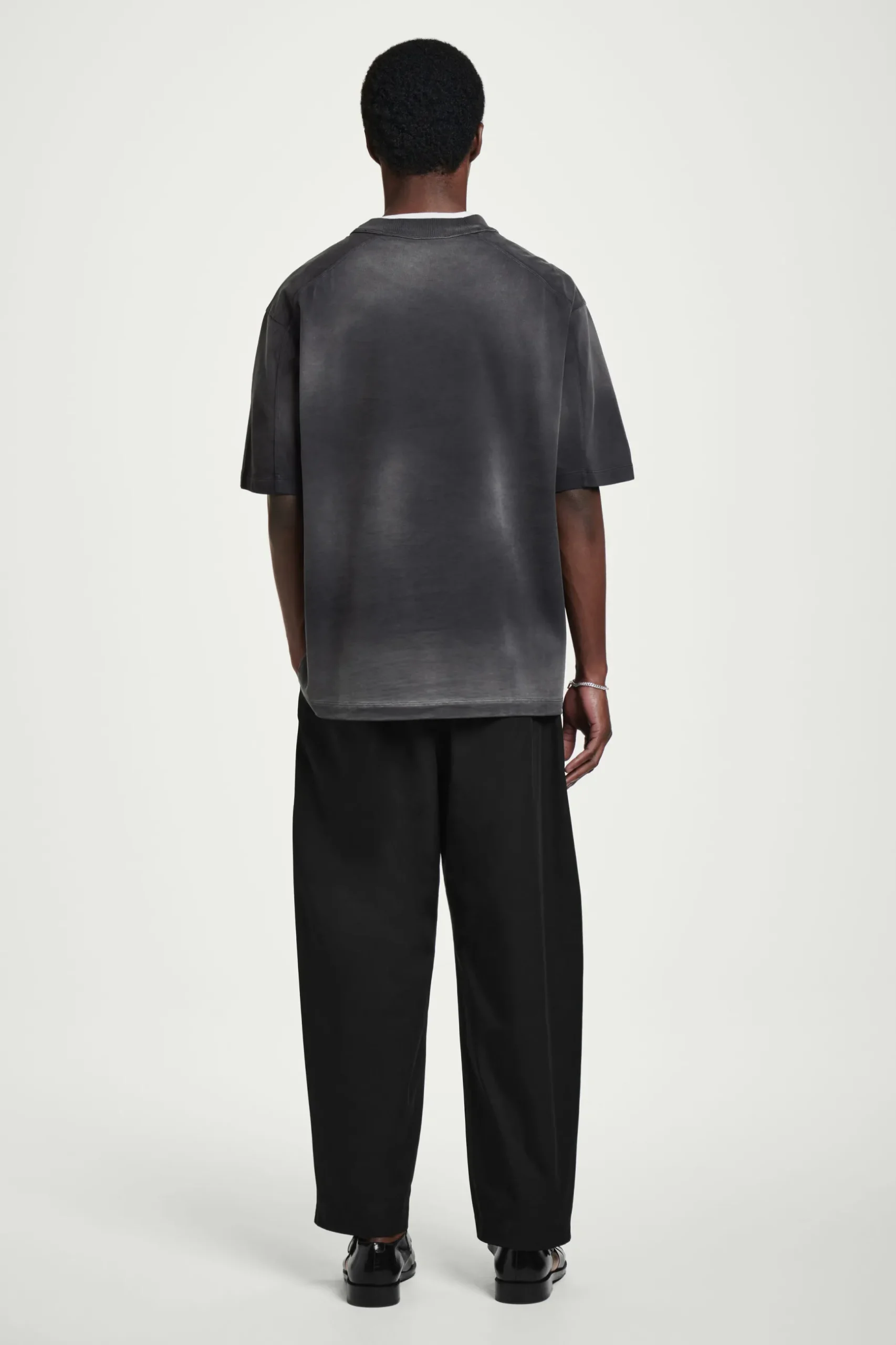 Best COS OVERSIZE'OWY SPRANY T-SHIRT Z WYSOKIM DEKOLTEM Czarny