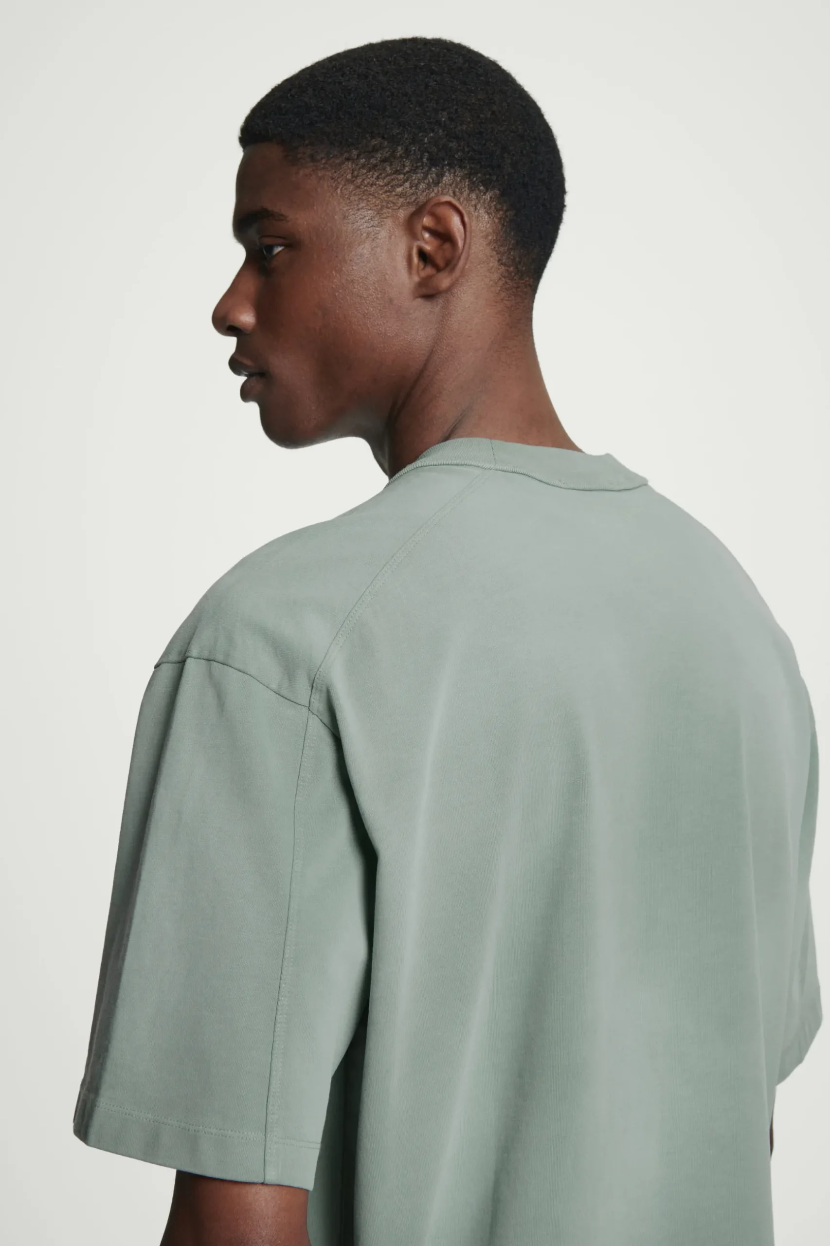 Sale COS OVERSIZE'OWY SPRANY T-SHIRT Z WYSOKIM DEKOLTEM Zielony