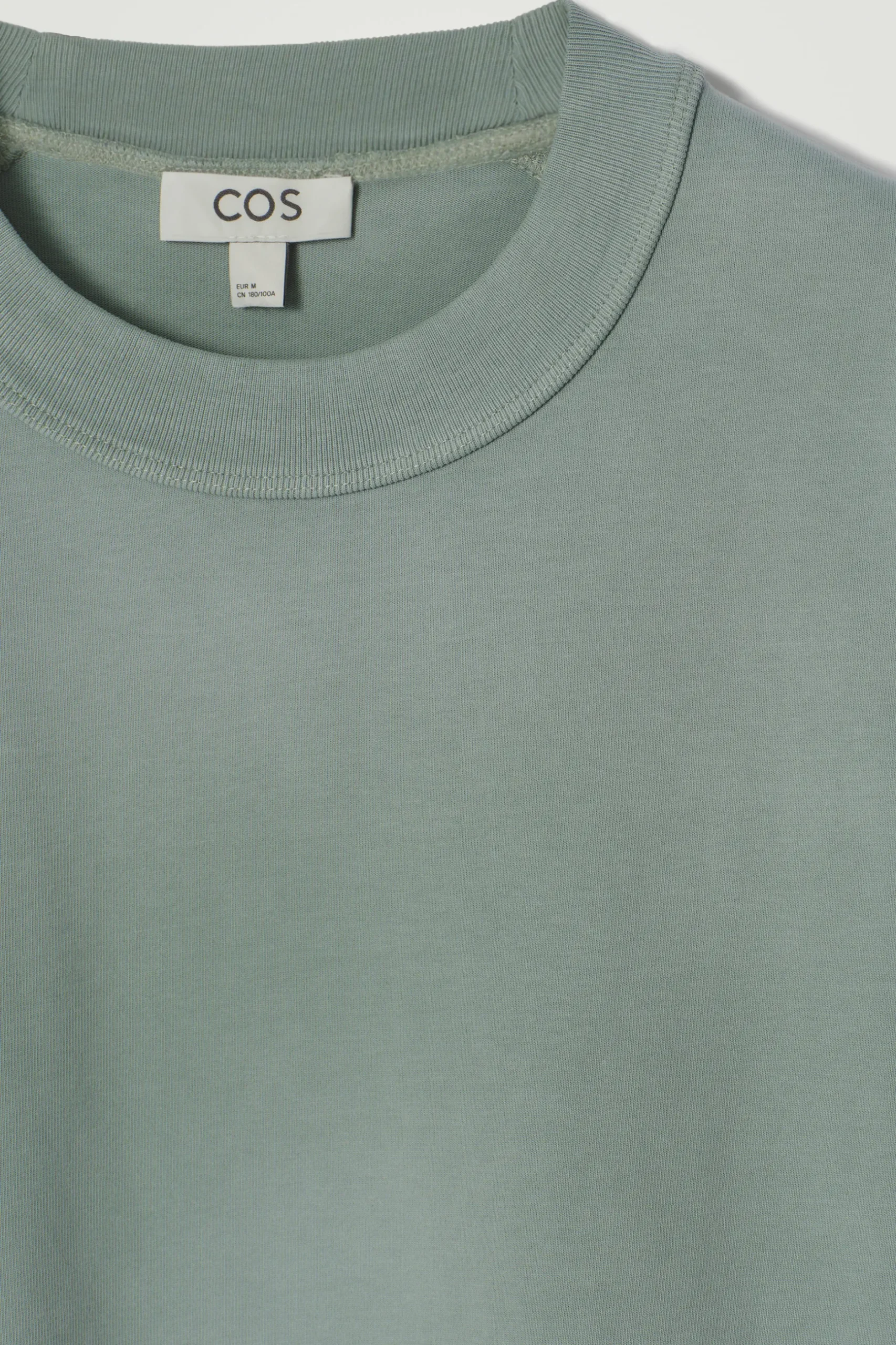 Sale COS OVERSIZE'OWY SPRANY T-SHIRT Z WYSOKIM DEKOLTEM Zielony