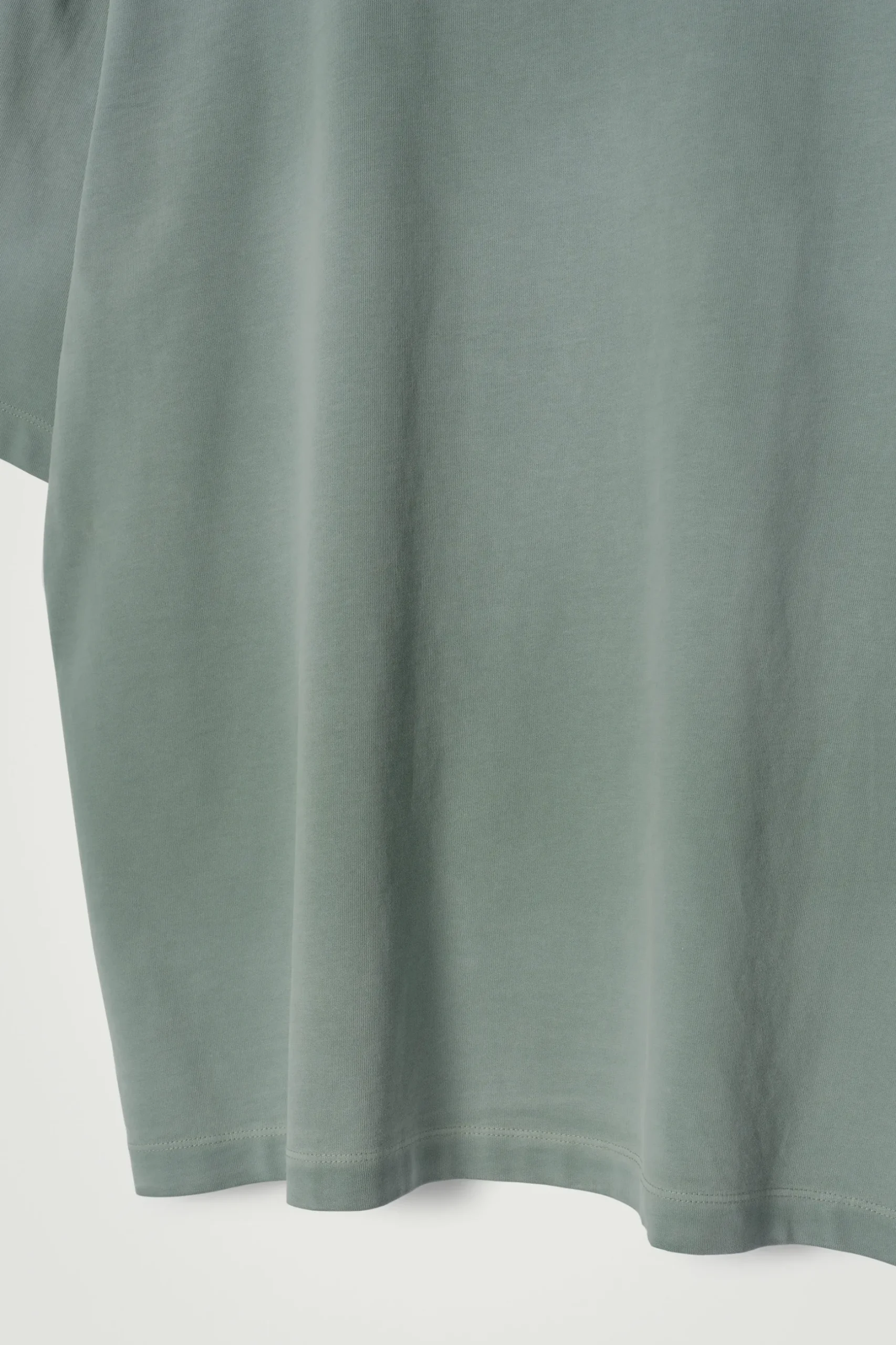 Sale COS OVERSIZE'OWY SPRANY T-SHIRT Z WYSOKIM DEKOLTEM Zielony