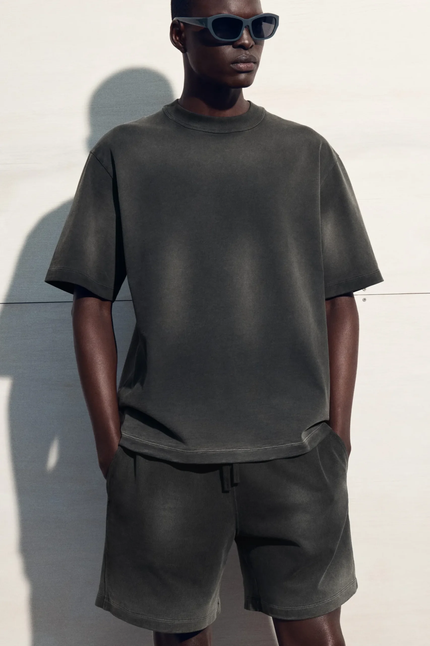 Best COS OVERSIZE'OWY SPRANY T-SHIRT Z WYSOKIM DEKOLTEM Czarny