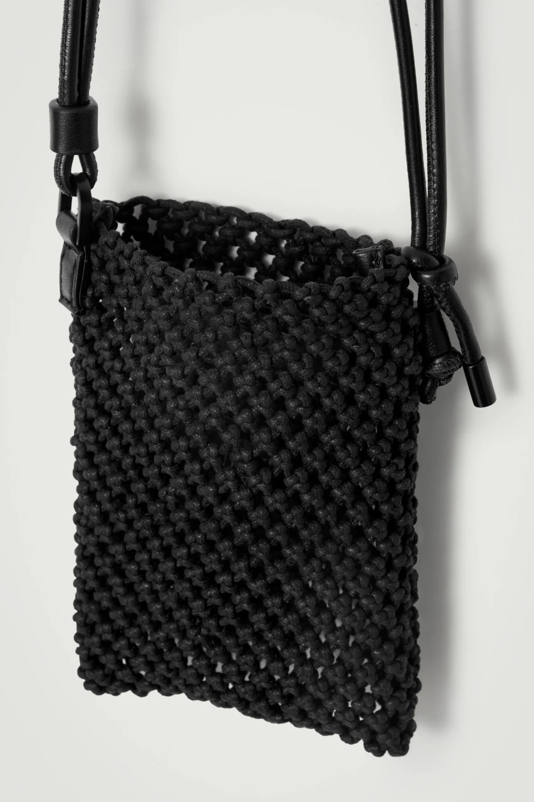 Sale COS PLECIONA SASZETKA TYPU CROSSBODY Czarny