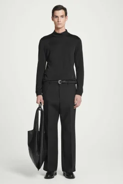 Hot COS POŁYSKUJĄCY TOP Z PÓŁGOLFEM – SLIM FIT Czarny