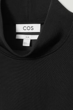 Hot COS POŁYSKUJĄCY TOP Z PÓŁGOLFEM – SLIM FIT Czarny