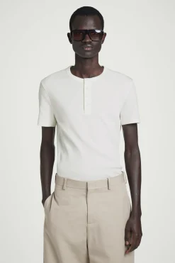 Clearance COS PRĄŻKOWANA KOSZULKA HENLEY Biały