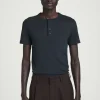 Outlet COS PRĄŻKOWANA KOSZULKA HENLEY Granatowy