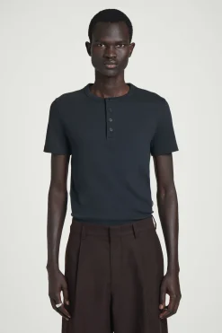 Outlet COS PRĄŻKOWANA KOSZULKA HENLEY Granatowy