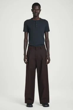 Outlet COS PRĄŻKOWANA KOSZULKA HENLEY Granatowy
