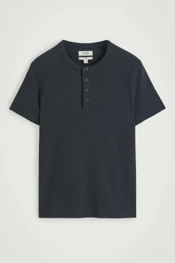 Outlet COS PRĄŻKOWANA KOSZULKA HENLEY Granatowy