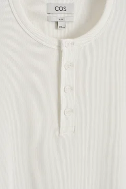 Clearance COS PRĄŻKOWANA KOSZULKA HENLEY Biały