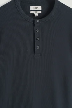 Outlet COS PRĄŻKOWANA KOSZULKA HENLEY Granatowy