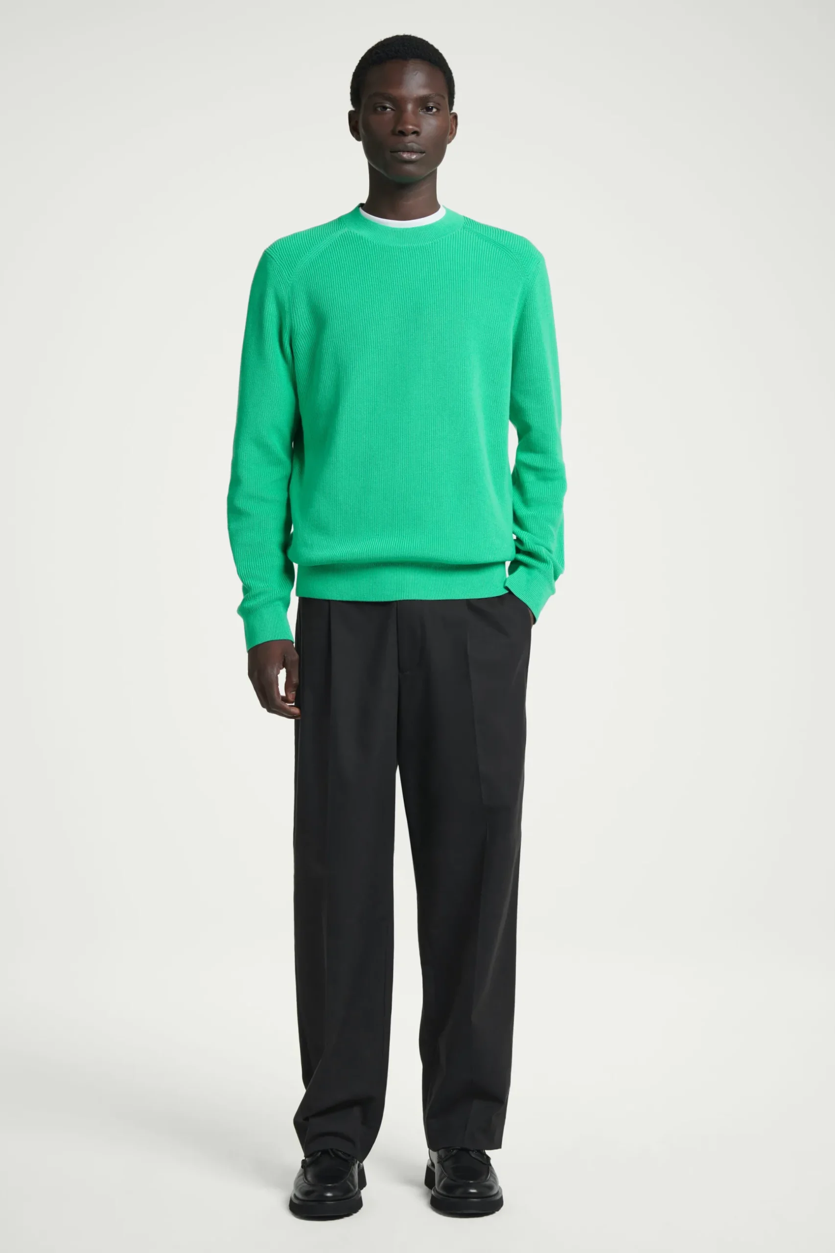 Clearance COS PRĄŻKOWANY SWETER Z BAWEŁNY – REGULAR FIT Jaskrawozielony